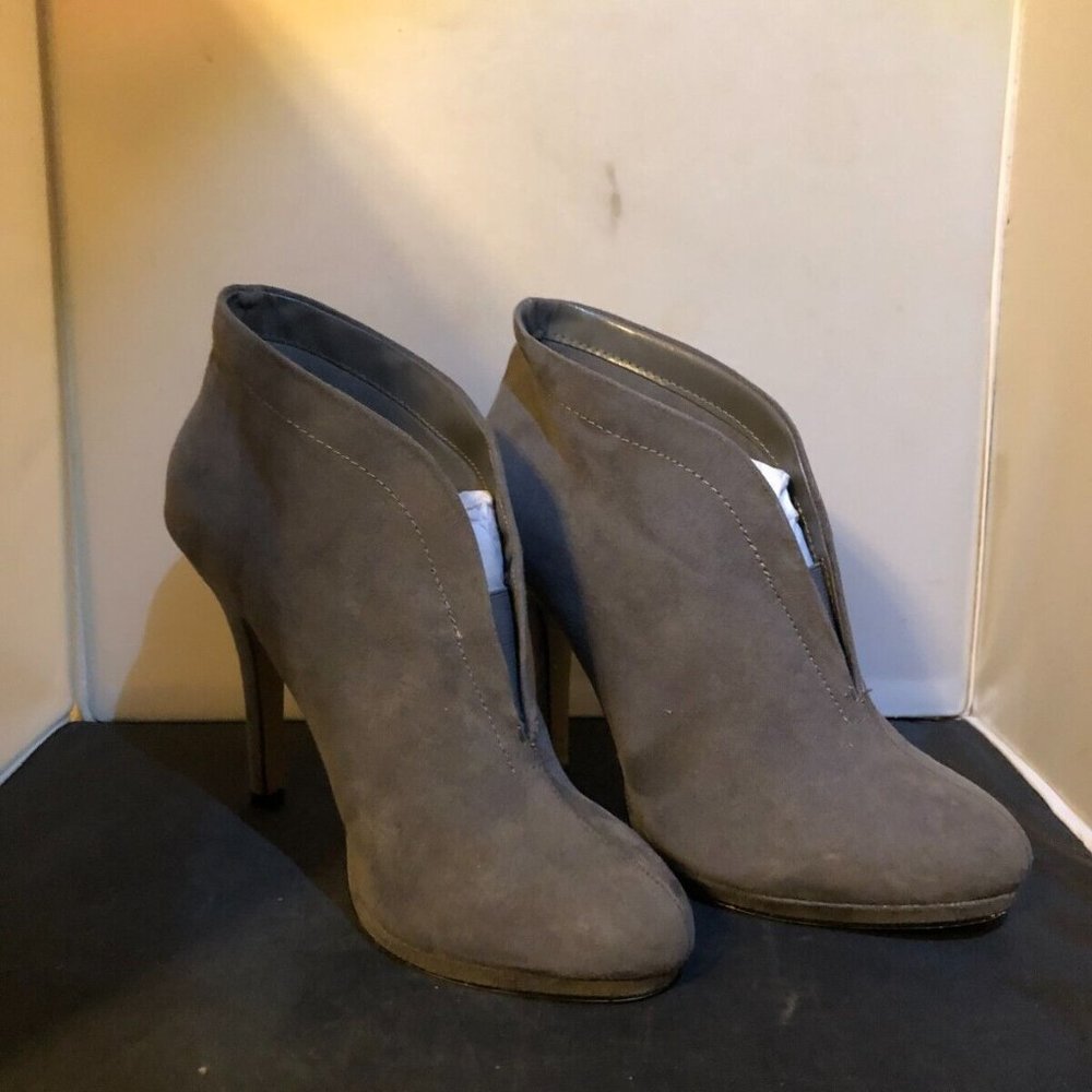Rarely Used Apt 9 Gray Ankle Healed Boots - Size 8 Med